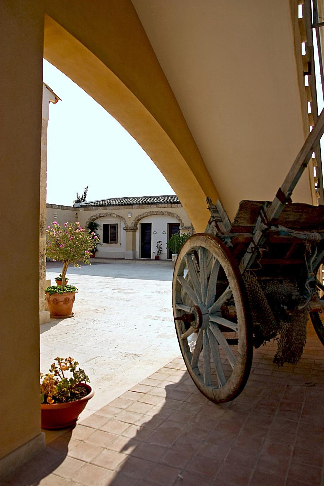 Hotel La Corte Del Sole Lido di Noto Экстерьер фото